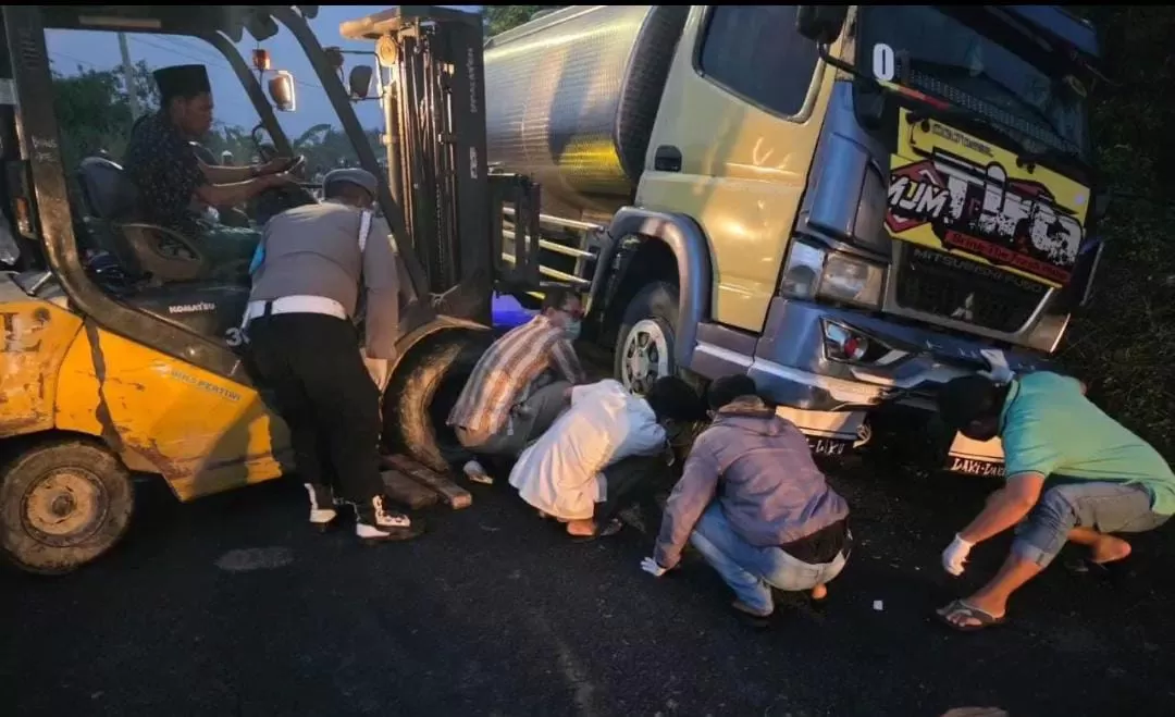 Pemuda 22 Tahun di Gresik Tewas Usai Motor Tabrak Truk Tronton Parkir